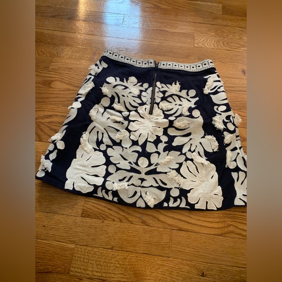 Maeve by Anthropologie Embroidered Navy and White Skirt Size 4 - Picture 3 of 4